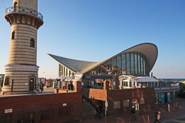 Warnemuende Leuchtturm 49932 *