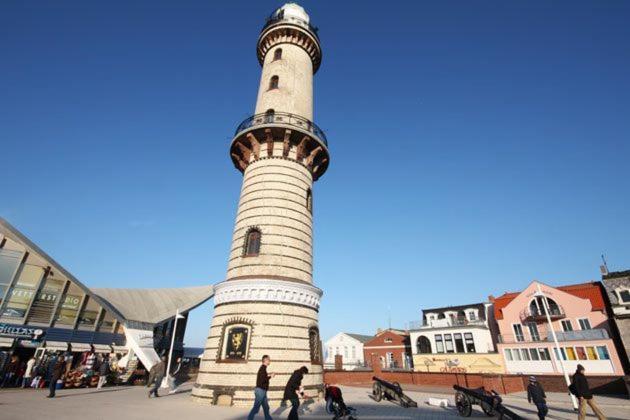 Warnemuende Leuchtturm 49932 * Rostock