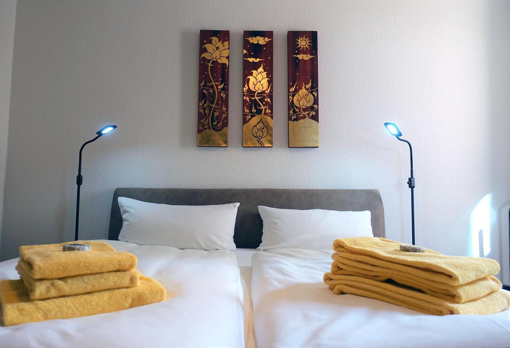 Warnemuende Leuchtturm 49932 *